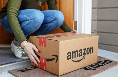 Clienta de Amazon recogiendo un pediodo que le ha llegado a su casa