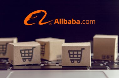 cajas con carritos y logotipo de Alibaba