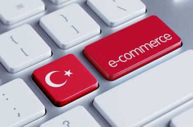 teclado con bandera de Turquía y palabra ecommerce