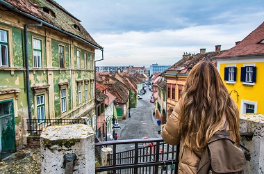 Tras la pandemia, el sector del turismo experimentó una notable recuperación, superando los niveles de 2019. Esta recuperación ha favorecido a la plataforma Vola.ro, que ha registrado un aumento del 33% en la venta de billetes en enero de 2024 respecto al mismo periodo de 2023. La empresa ha fortalecido su presencia local con la apertura de oficinas en aeropuertos clave de Rumanía, como Otopeni de Bucarest y el de Cluj-Napoca, y ha iniciado su expansión hacia mercados internacionales, destacando su entrada en Bulgaria bajo la marca Vola.bg​ 