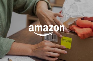 caja con etiqueta de devolución y logotipo de Amazon