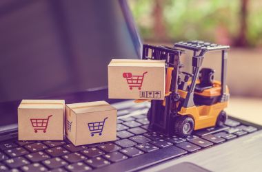 carretilla elevadora con cajas reflejando el sector retail