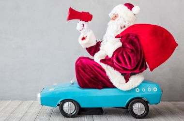 Papá Noel con un coche y un micrófono