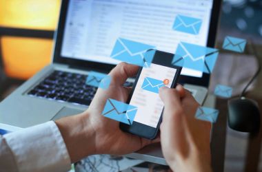 ordenador con iconos de correo 