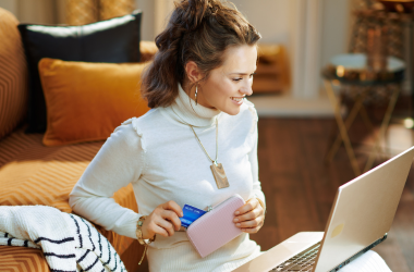 Mujer Checa compra online en su salón