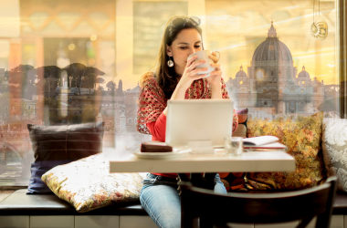 Mujer compra online con Italia de fondo tras la ventana