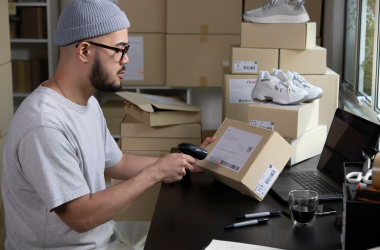 Tailandés empaquetando productos para venta online