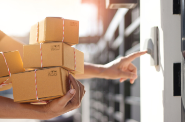 Persona con paquetes de compra online llamando a timbre